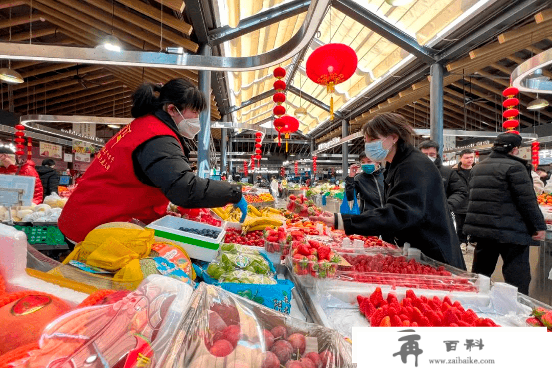 香港特首逛东城胡同，到菜市场买草莓，走进老字号品味北京小吃