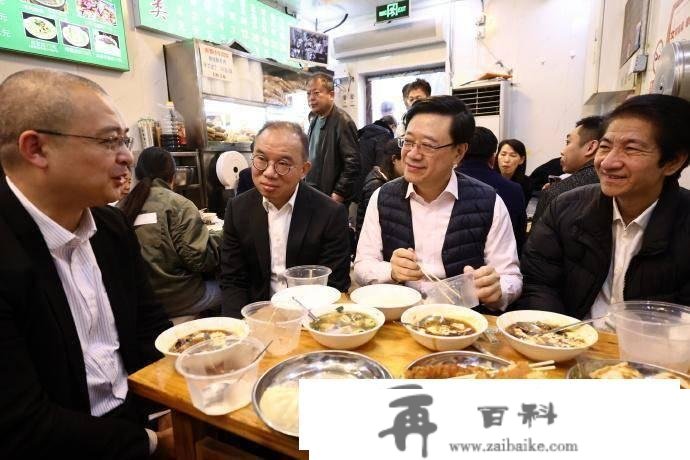 香港特首北京“深度游”，看了升旗、还喝了豆汁儿…