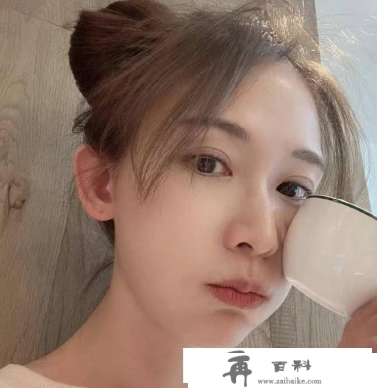 47岁林志玲2022年产子后首晒照！皮肤白皙细嫩，嘟嘴卖萌头发混乱