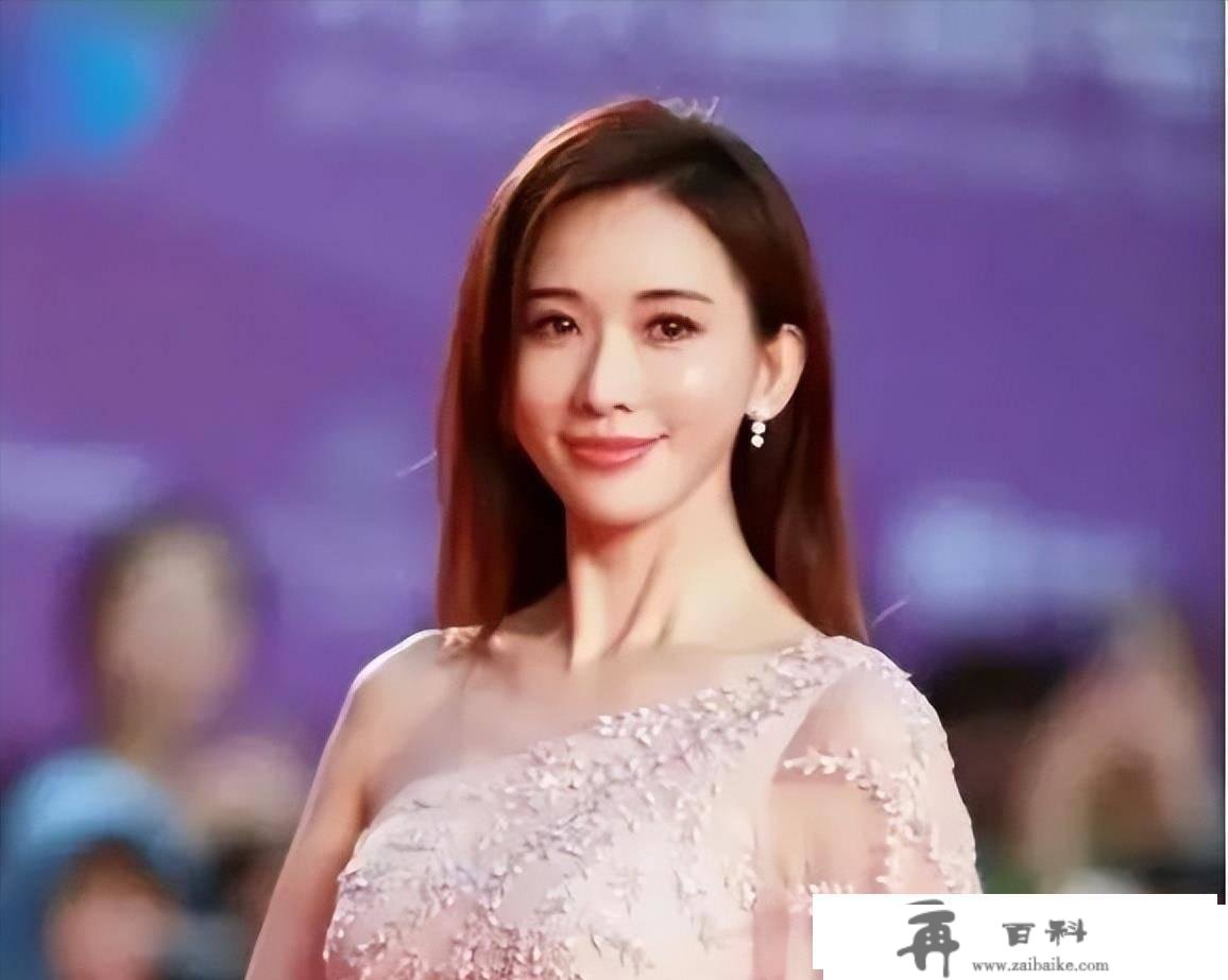 47岁林志玲2022年产子后首晒照！皮肤白皙细嫩，嘟嘴卖萌头发混乱