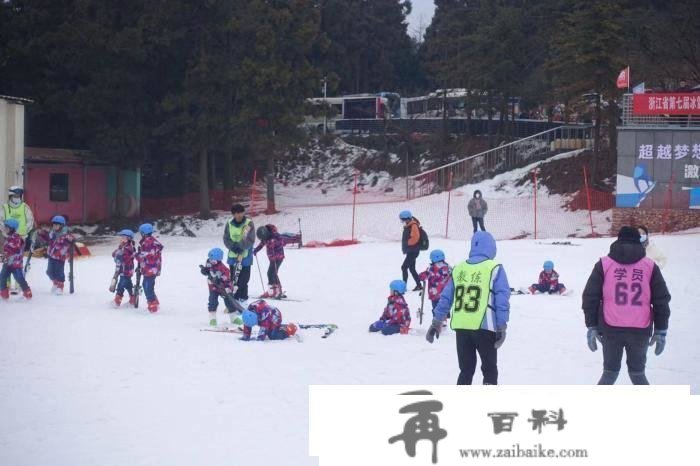 “吃着汤圆”上滑雪场 浙江市民乐享冰雪运动