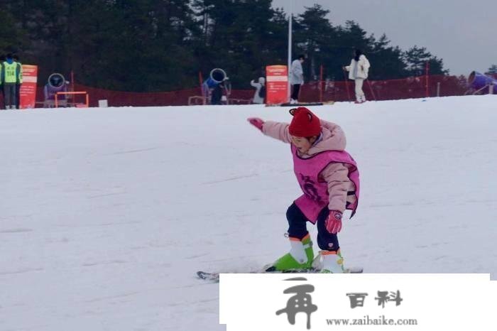 “吃着汤圆”上滑雪场 浙江市民乐享冰雪运动