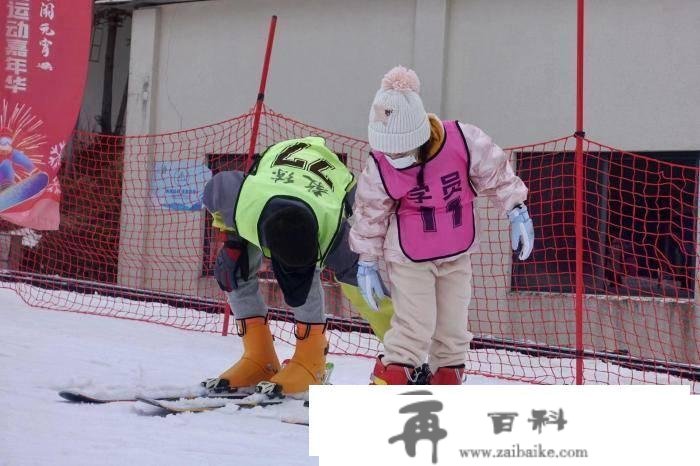 “吃着汤圆”上滑雪场 浙江市民乐享冰雪运动