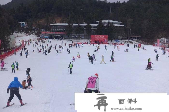 “吃着汤圆”上滑雪场 浙江市民乐享冰雪运动