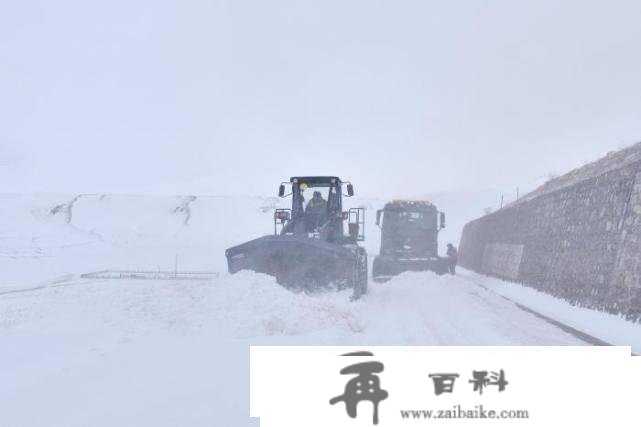 西藏：武警官兵同步多地全力抢通雪域天路