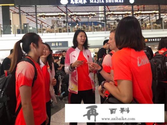 亚运会闭幕式女旗手是谁_亚运会首场比赛中国女排最大问题是副攻，可是郎平似乎对副攻人员颇为放心，这是为什么