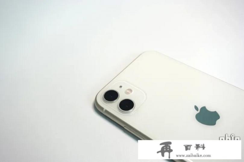 苹果11白色好看还是黑色_想买iPhone11，白色还是紫色好看呢？纠结这2个颜色。大家给个建议吧