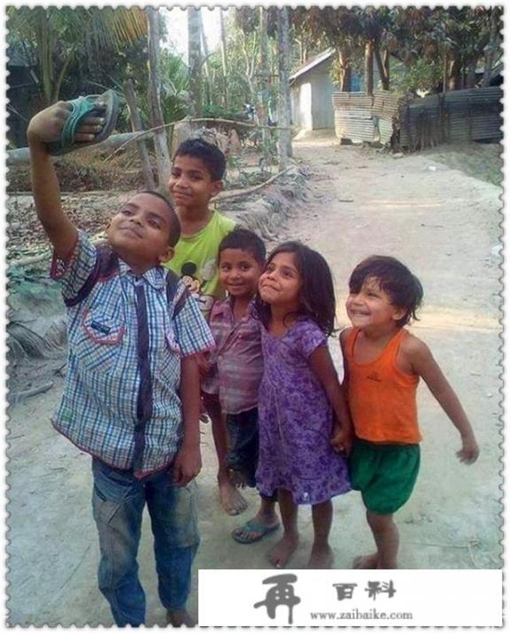 你从“印度孩子举拖鞋照片”这张照片中，看到了什么？