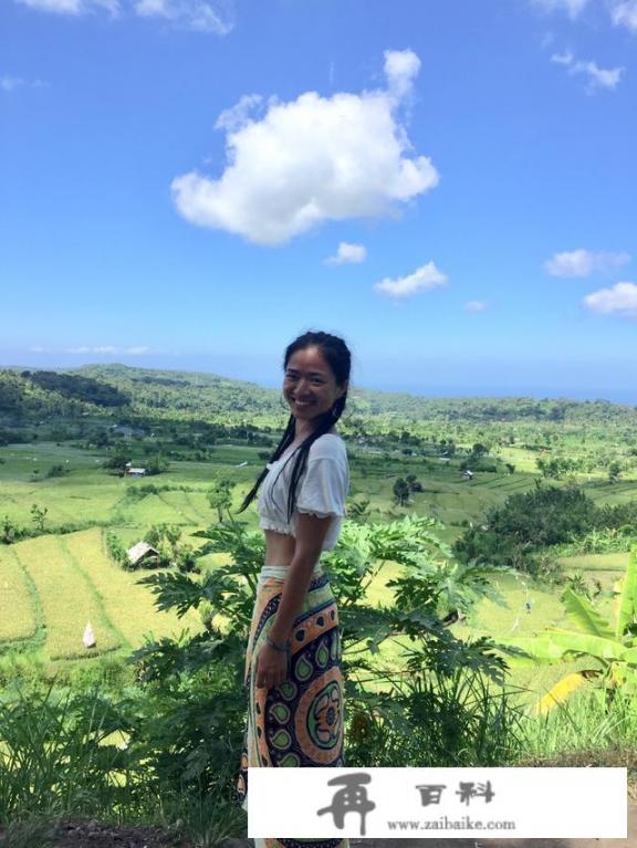 女生要去旅游，我买什么东西送她好