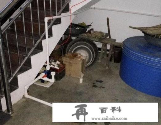 用的楼顶蓄水池的水，每冲厕所水管都激烈震动异响大怎么消除？