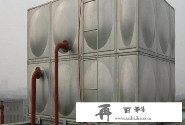用的楼顶蓄水池的水，每冲厕所水管都激烈震动异响大怎么消除？